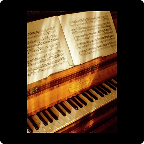 Piano and music sheets K011303