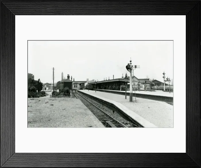 Framed Print : Didcot Station Print, Oxfordshire, c. 1950s Framed Print : Didcot Station Print, Oxfordshire, c. 1950s