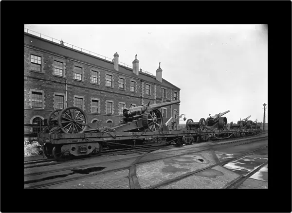 6in. naval guns on display on Macaw B wagons at Swindon Works, c. 1915