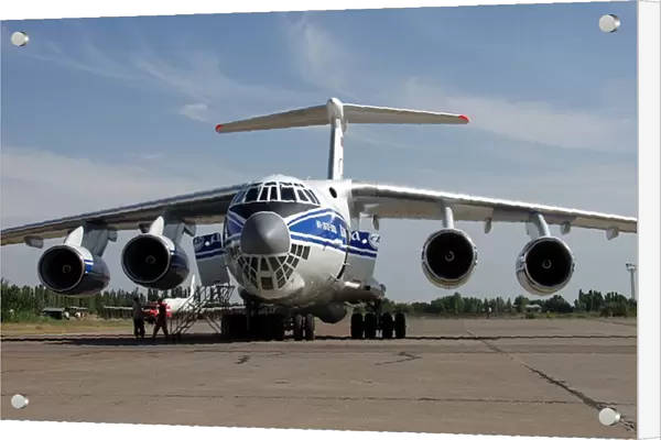 Ilyushin IL-76D 90VD rushes aid to Philippine surge flo