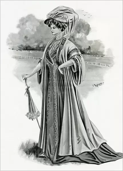 Women in dust cloak 1907