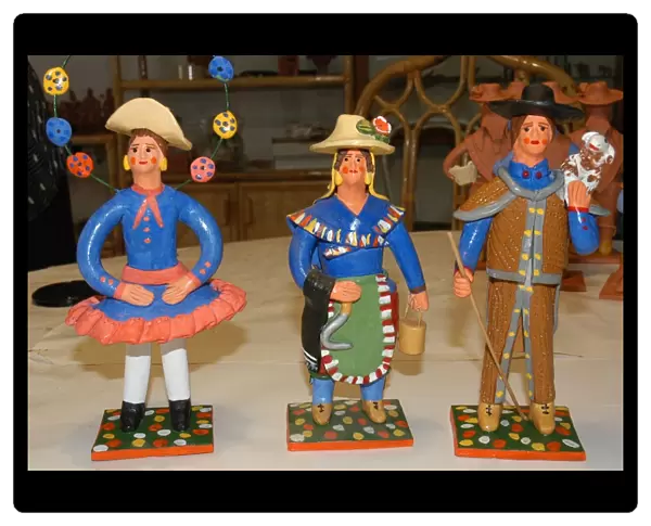 Crafts. Bonecos of Estremoz. Ceramic figures representing di