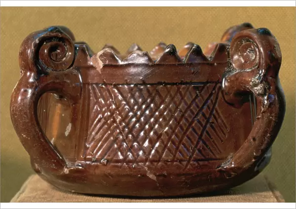 Isalmic Art. Spain. Glazed ceramic vessel. 8th - 10th centur