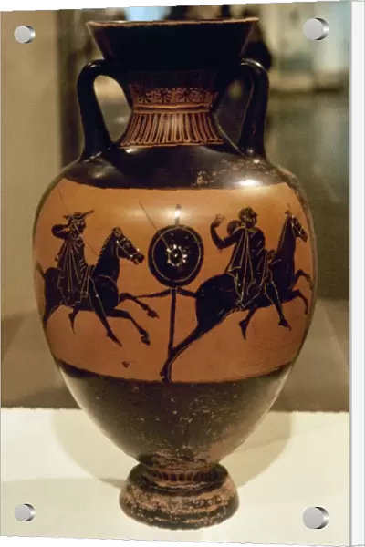 Greek art. Panathenaic amphora. Black figures. Riders throwi