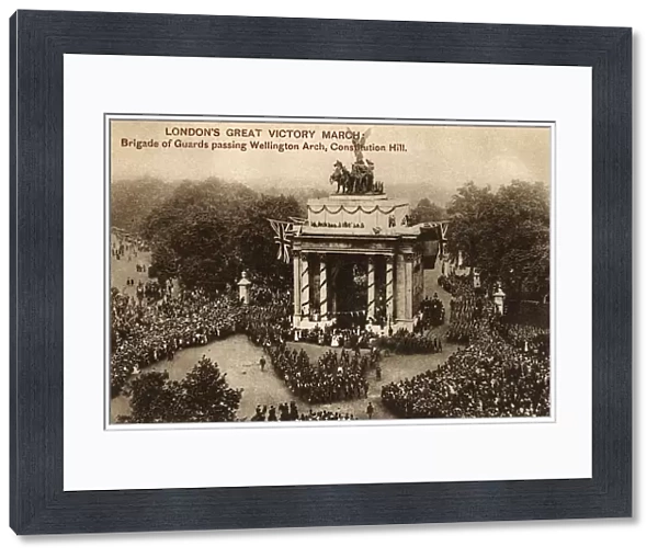 WW1 - The Great Victory March - passing Wellington Arch