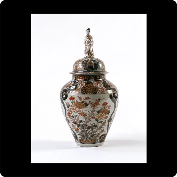 Vase. Porcelain vase and cover with Imari-style underglaze blue