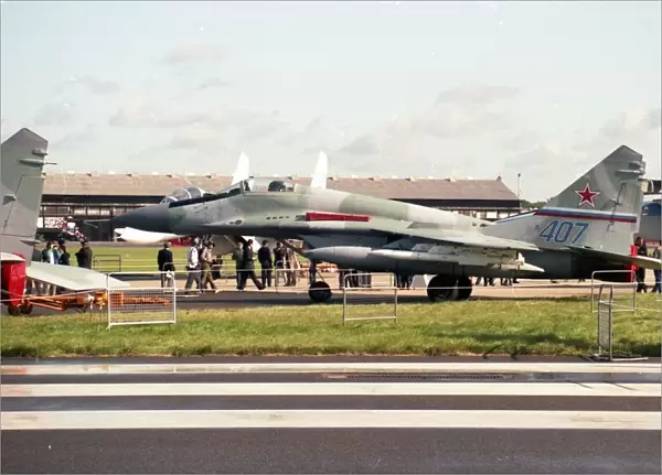 Farnborough 92 - MiG-29S Blue 407