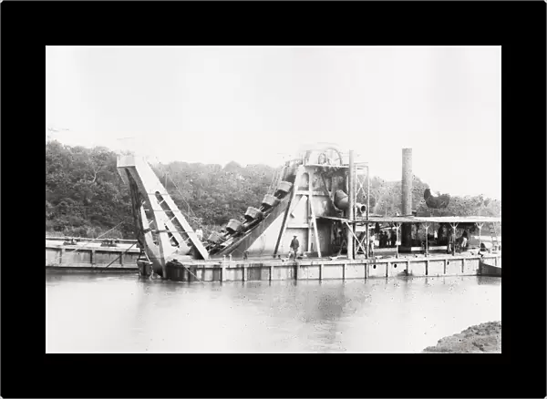 Building Panama canal, Canal dredger