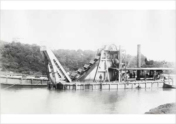 Building Panama canal, Canal dredger
