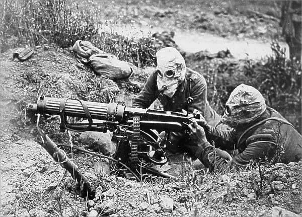 British machine gunners in gas masks WW1