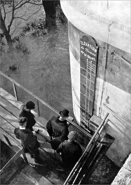 The Flood-Scale on the Pont Neuf, Paris, November 1910