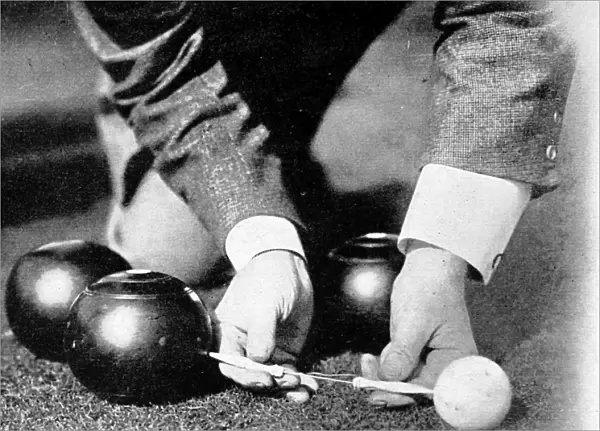 Measuring up an end of Bowls, 1903