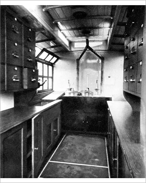 A motor field kitchen: A war gift from the Leather Sellers. company