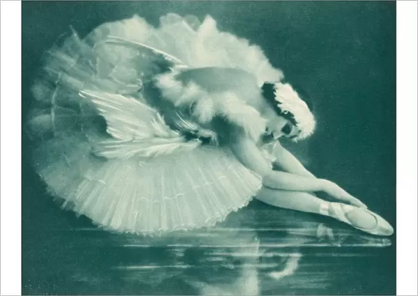 Anna Pavlova dancing Swan Lake