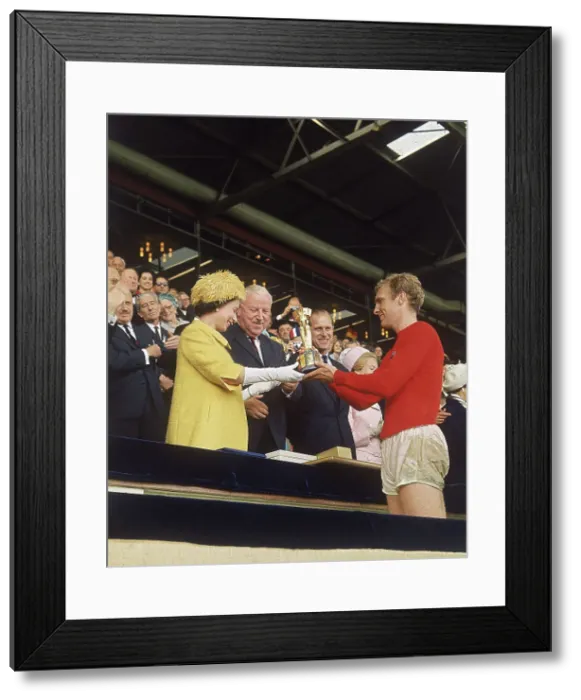 Framed Print : Queen Elizabeth II presents Bobby Moore with World Cup Print 1966 Framed Print : Queen Elizabeth II presents Bobby Moore with World Cup Print 1966