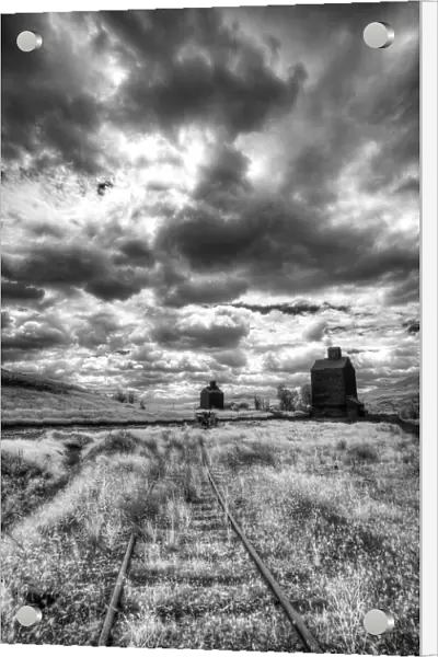 USA, Palouse Country, Washington State, old wooden silo and railroad tracks Date: 13-06-2011