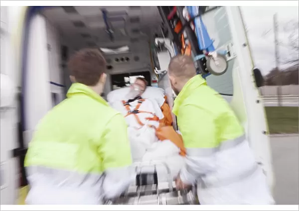 Cardiac patient in an ambulance C016  /  7458