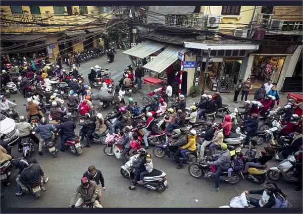 Busy traffic in the old quarter, Hanoi, Vietnam, Indochina, Southeast Asia, Asia