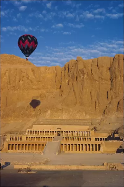 Ballon over Deir El Bahari, Temple of Hatshepsut, West Bank, Thebes, Egypt, North Africa