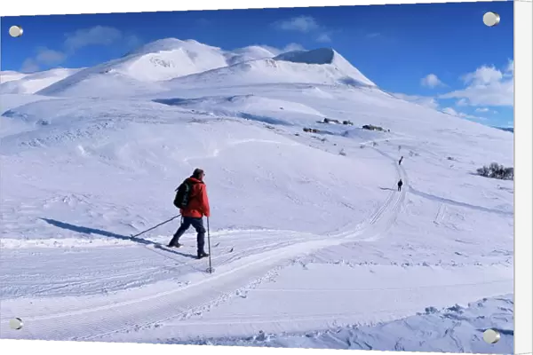 Track from Smuksjoseter towards Peer Gynt-hytta and Mount Smiubelgen