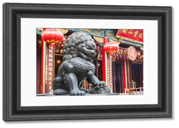 Lion statue at Wong Tai Sin Temple, Wong Tai Sin, Kowloon, Hong Kong, China, Asia