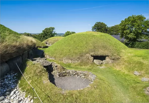 Knowth, Neolithic passage grave, UNESCO World Heritage Site, prehistoric Bru na Boinne