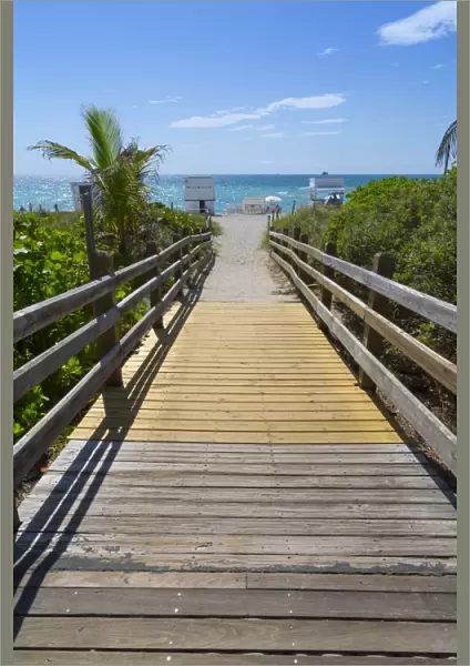 Boardwalk towards the beach and Atlantic Ocean, South Beach, Miami Beach, Miami, Florida