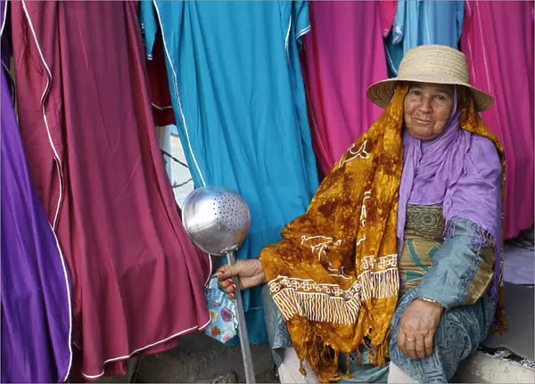 Woman at Ben Guerdane border market, Tunisia, North Africa, Africa