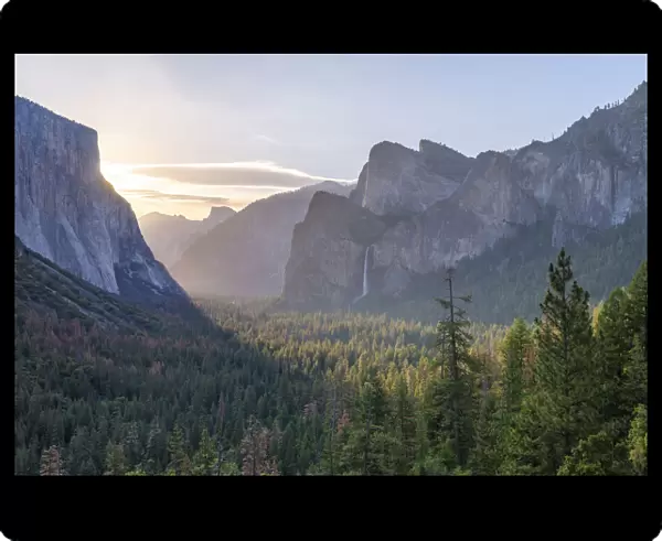 Tunnel View vista of Yosemite Valley in early morning sunlight, Yosemite