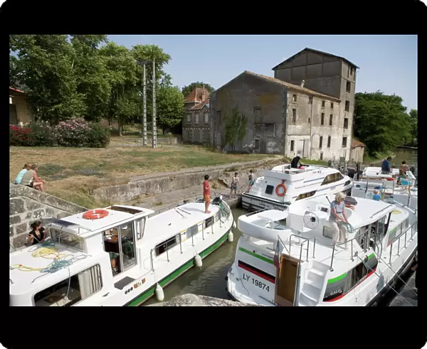 Crowded lock and towpath on the Canal du Midi, Trebes, Aude, Languedoc Roussillon