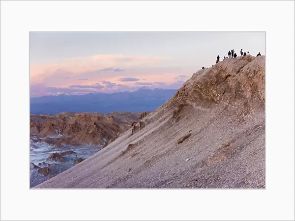 Tourists waiting to watch the full moon rise over the Valle de la Luna