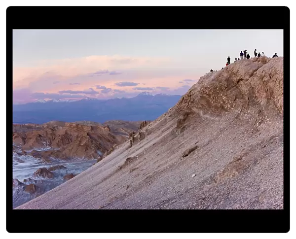 Tourists waiting to watch the full moon rise over the Valle de la Luna
