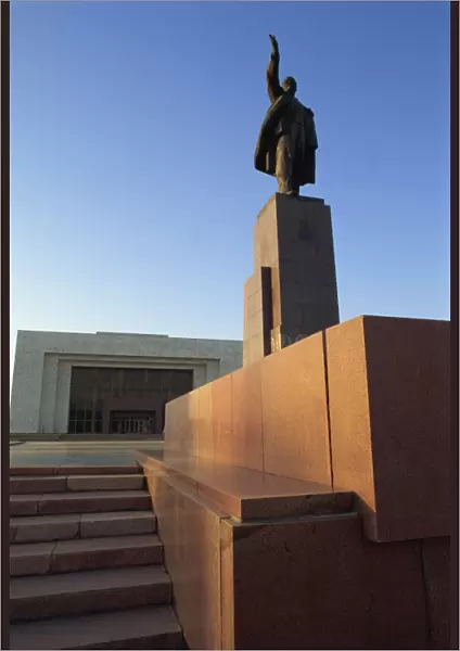 One of last Lenin statues, Lenin Square, Bishkek, Kyrgyzstan, Central Asia, Asia