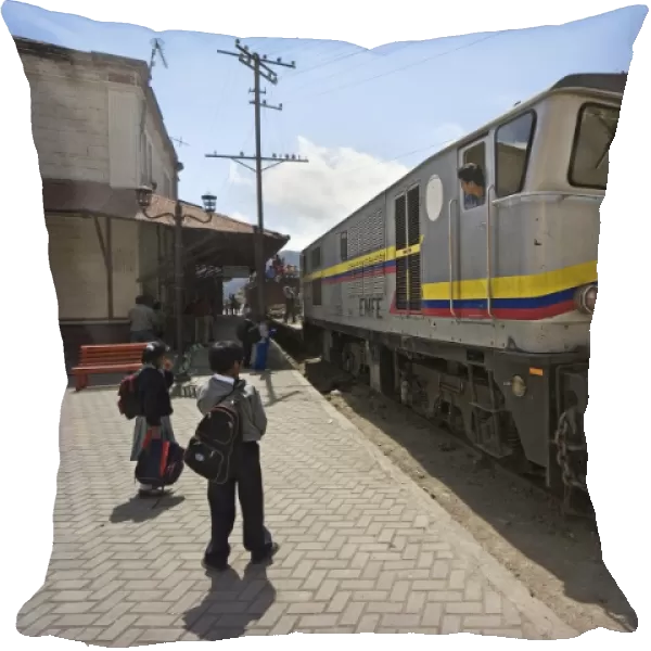 The famous train that travellers take to El Nariz del Diablo (The Devils Nose) about to depart for Riobamba at this busy market town, Alausi, Chimborazo Province, Central Highlands, Ecuador