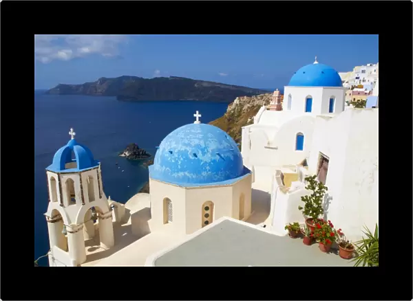 White chapel with the blue dome, Oia, Santorini, Cyclades, Greek Islands, Greece, Europe
