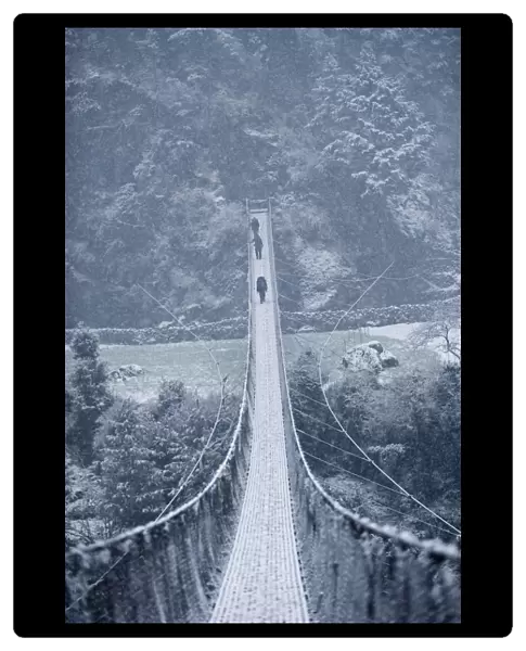 Footbridge, Dodh Kosi River, Khumbu (Everest) Region, Nepal, Himalayas, Asia