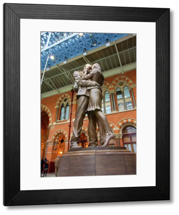 Framed Print : The Meeting Place Print, St. Pancras Station, London Framed Print : The Meeting Place Print, St. Pancras Station, London