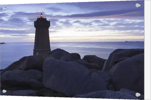 Lighthouse of Meen Ruz, Ploumanach, Cote de Granit Rose, Cotes d Armor, Brittany, France, Europe