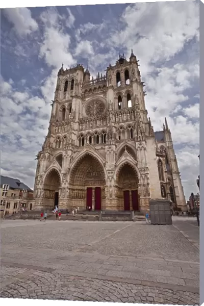 The west front of Notre Dame d Amiens Cathedral, UNESCO World Heritage Site, Amiens, Somme, Picardy, France, Europe