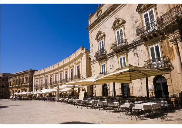 Cafes in Sicilian Baroque style buildings in Piazza Duomo, Ortigia, Syracuse (Siracusa), Sicily, Italy, Europe