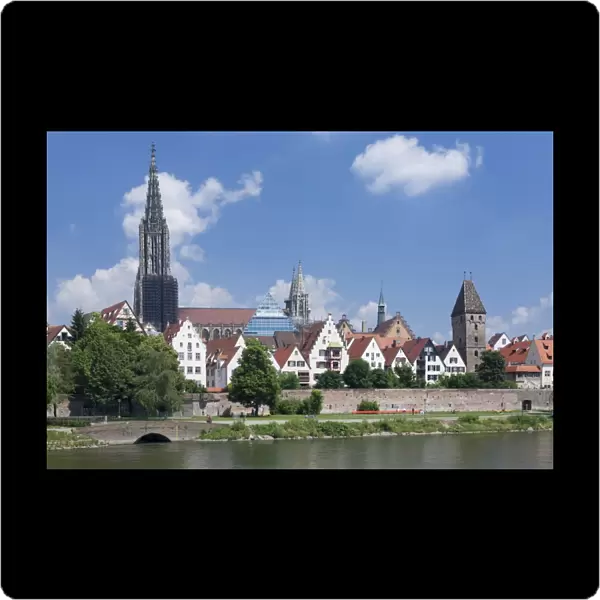 View over River Danube to the old town of Ulm with Minster (Muenster), Baden Wurttemberg, Germany, Europe