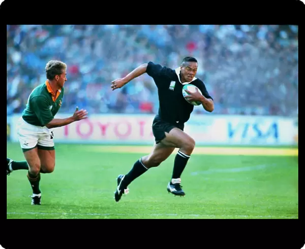 Jonah Lomu runs with the ball during the 1995 RWC Final