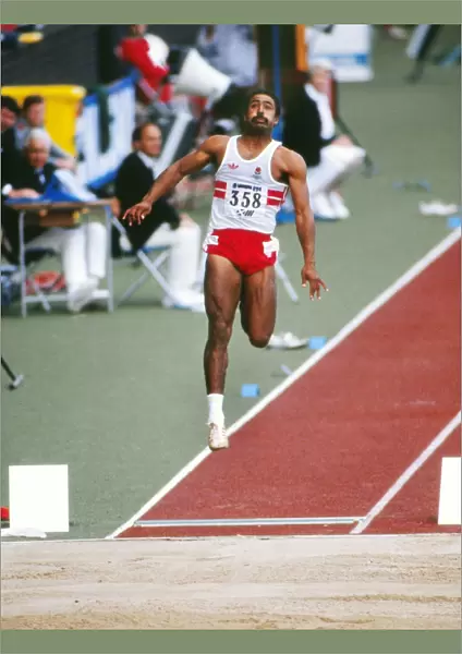 Daley Thompson on the way to winning gold at the 1986 Edinburgh Commonwealth Games