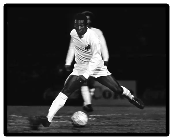 Pele plays for Santos against Fulham