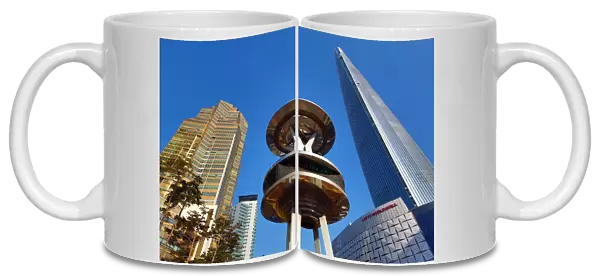 Lotte World Tower and Mall, Lotte Castle Gold apartments and metal structure at the