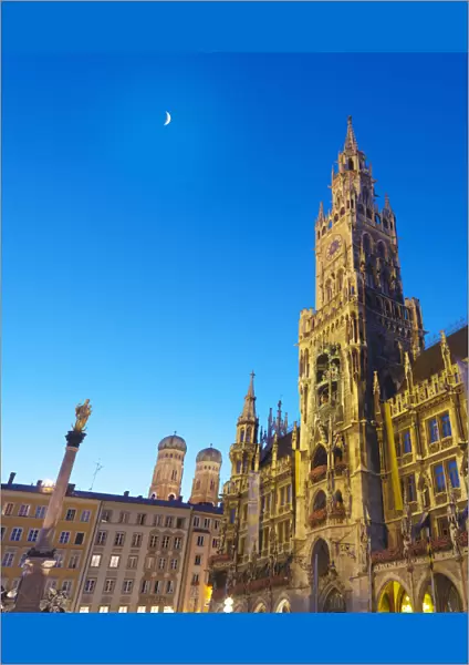 Germany, Bavaria; Munich; Marienplatz; Low view of Town hall (Rathaus) and Frauenkirche