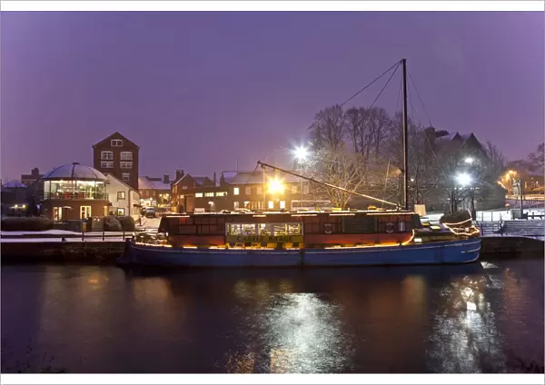 Newark, UK. The Barge pub sits on the river trent in winter