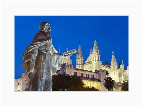Ramon Llull Statue & Cathedral La Seu, Palma de Mallorca, Mallorca, Balearic Islands