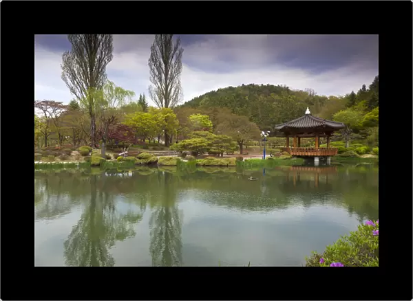 Korea, Gyeongsangbuk-do, Gyeongju, Park near Bomunho Resort