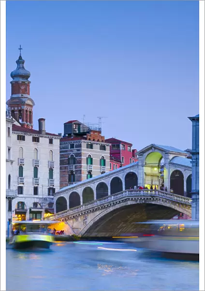 Italy, Veneto, Venice, Rialto Bridge over Grand Canal